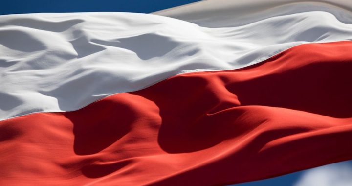 Bo choć historii wieje wiatr, to polska flaga wciąż łopocze